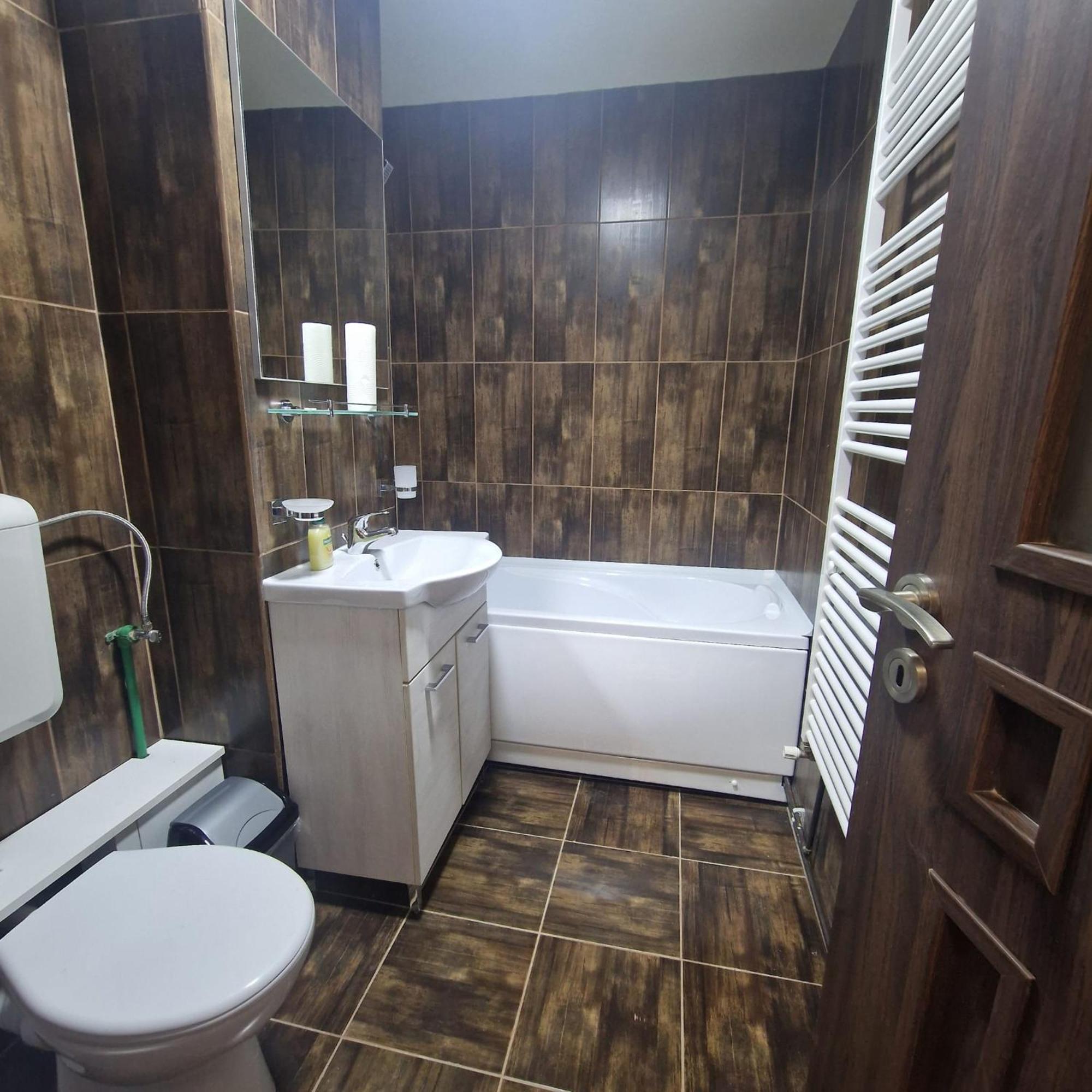 Apartament Iulius 3 Manastire Curtea De Arges Ngoại thất bức ảnh
